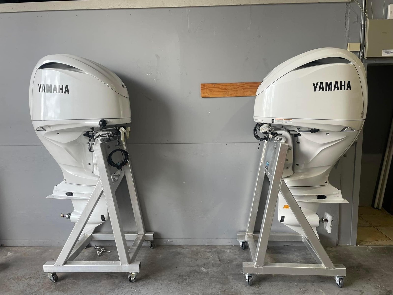 Yamaha 300hp outboard motors · Digital Electronic Controls, 30″ Shaft · F300UCB & LF300UCB