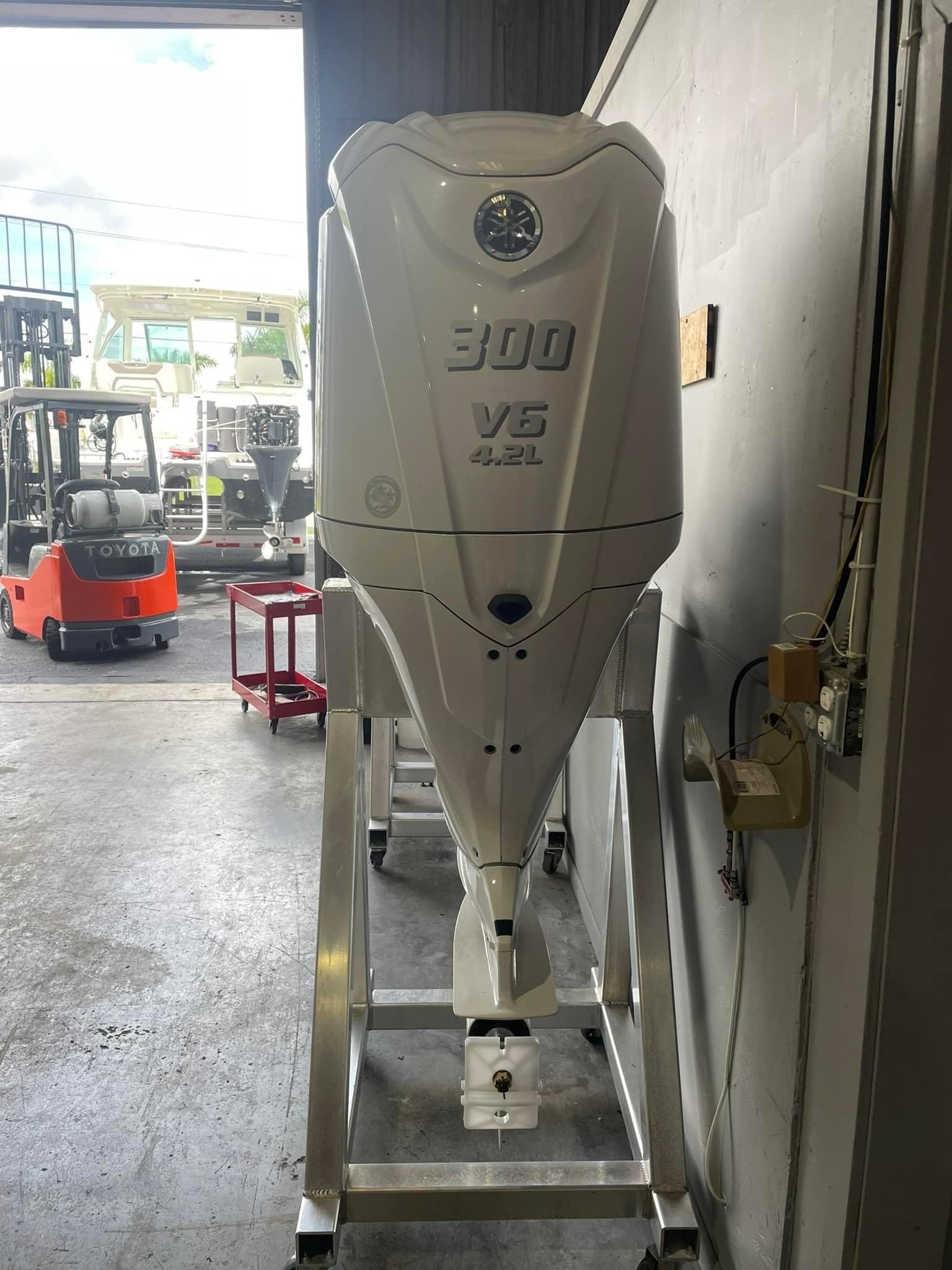 Yamaha 300hp outboard motors · Digital Electronic Controls, 30″ Shaft · F300UCB & LF300UCB